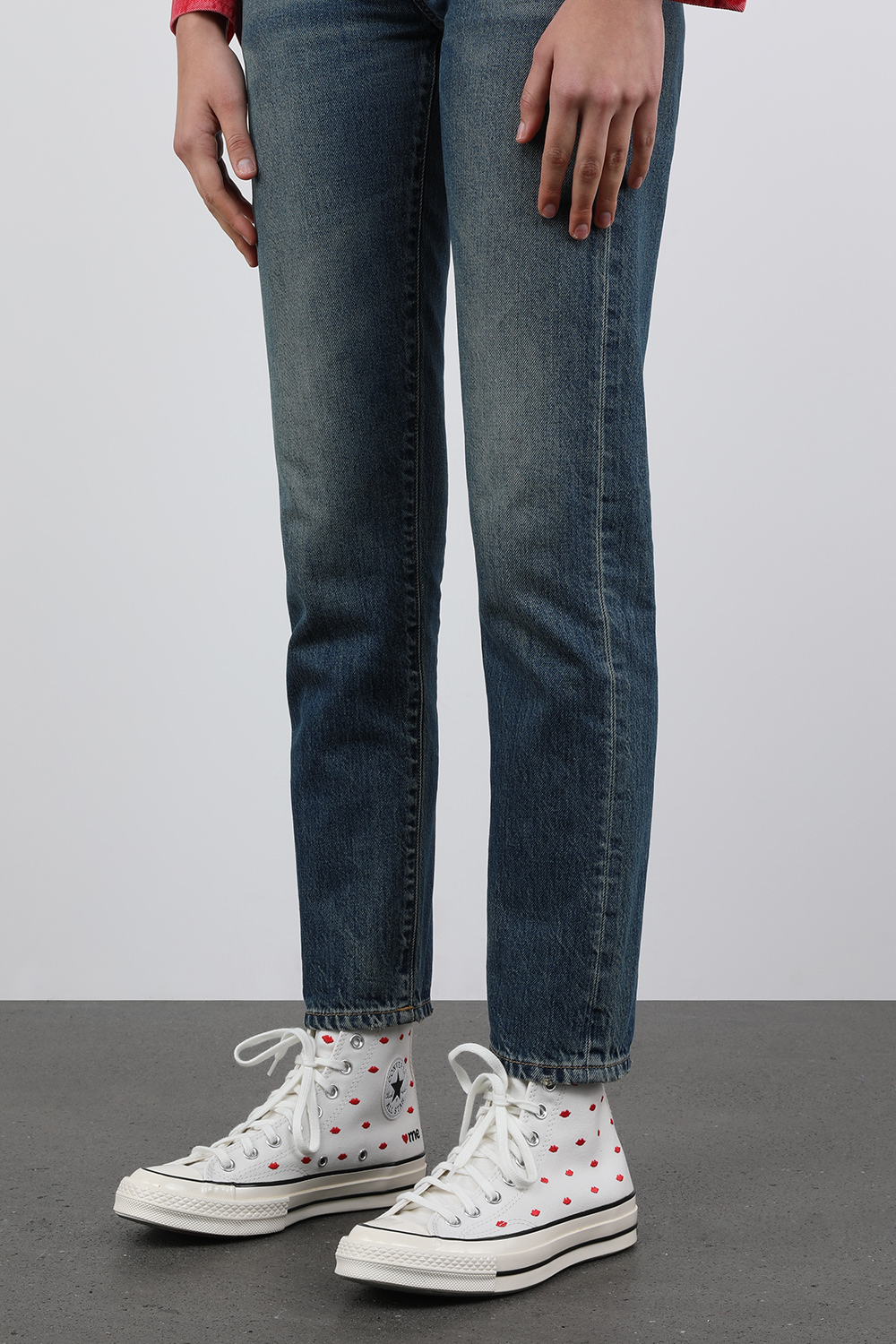 תמונת כל הלוק של סניקרס צ'אק 70 ולנטיין דיי לבנות